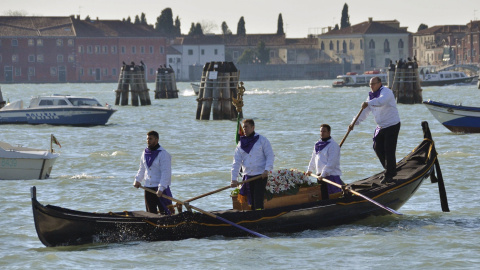 Gondoleros venecianos dan el último adiós a Valeria Solesin, víctima italiana de los ataques de París. El funeral se ha realizado en la Plaza de San Marcos de Venecia, Italia. REUTERS/Manuel Silvestri