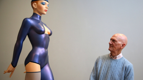 El artista Allen Jones posa con su último trabajo llamado 'Las gimnasta azul'. Este retrato es una muestra de lo que será su próxima exposición 'cuestión de colores' en Londres. REUTERS/Neil Hall