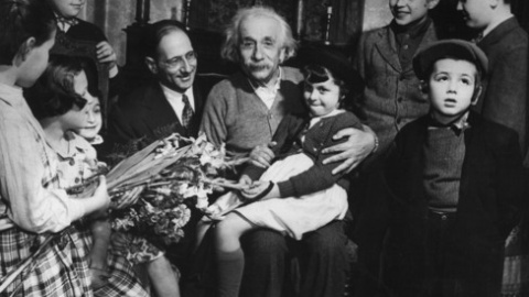 Niños refugiados en la casa de Albert Einstein en Princeton (EEUU) en su 70 cumpleaños.- EFE