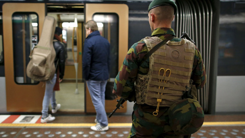 Efectivos militares vigilan la estación central del metro en Bruselas. REUTERS/Pasajeros entrando al metro en Bruselas. REUTERS/Benoit Tessier