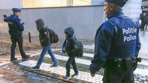 Agentes de la policía belga vigilan la llegada a un colegio. REUTERS/Yves Herman