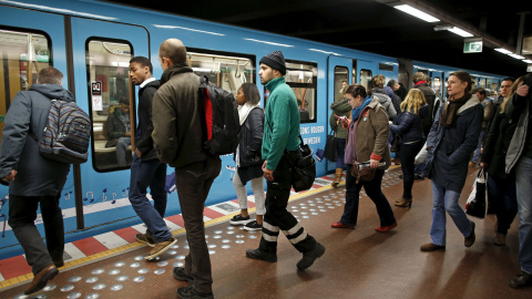 Pasajeros entrando al metro en Bruselas. REUTERS/Benoit Tessier