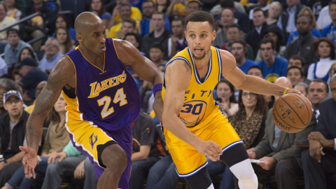 Stephen Curry, Warriors, intenta driblar a Kobe Bryant, Lakers. /REUTERS Stephen Curry, Warriors, intenta driblar a Kobe Bryant, Lakers. /REUTERS