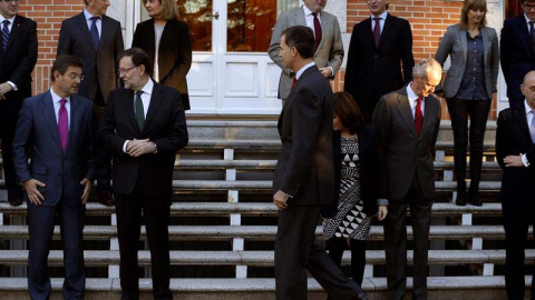 Mariano Rajoy, a la izquierda, junto al rey Felipe y buena parte de sus ministros en un reciente acto oficial. / J.J. GUILLÉN (EFE) Mariano Rajoy, a la izquierda, junto al rey Felipe y buena parte de sus ministros en un reciente acto oficial. / J.J. GUILLÉN (EFE)