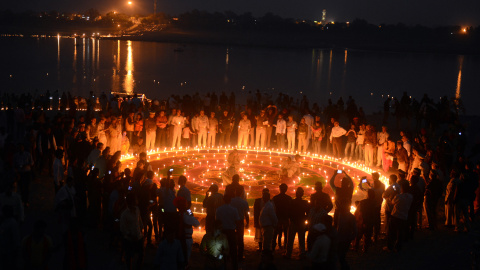 Policías indios encienden velas en Sangam durante el festival "Dev Deepawali' en Allahabad. Dicho festival se celebra el día de luna llena en el mes de Kartika en el calendario tradicional hindú y se trata del Día de la Independencia de los