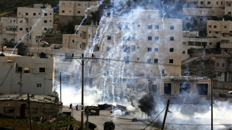 Soldados israelíes disparan gas lacrimógeno contra palestinos en el lugar donde se ha producido un tiroteo en Hebrón (Palestina) hoy, 25 de noviembre de 2015. Un israelí resultó herido hoy por arma blanca en un ataque cometido por un palest
