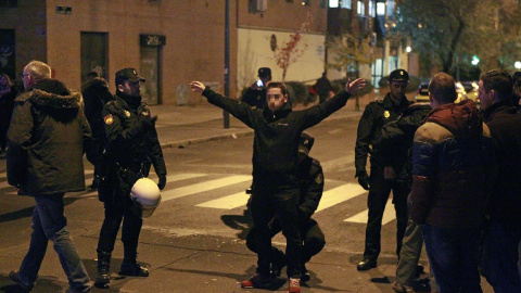 Agentes de policía nacional registran a los asistentes al partido de la quinta jornada de Liga de Campeones que el Atlético de Madrid y el Galatasaray turco disputarán esta tarde en el estadio Vicente Calderón de Madrid. EFE/VICTOR LERENA