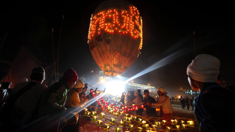 Vista de un globo aerostático durante el Festival de este medio de transporte celebrado en Pyin Oo Lwin, Birmania hoy 25 de noviembre de 2015. EFE/Hein Htet