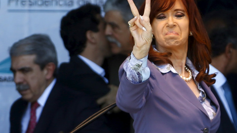 Cristina Fernández de Kirchner hace el gesto de la paz a partidarios después de asistir a un acto en el Hospital Posadas, en Buenos Aires, 25 de noviembre de 2015. REUTERS / Enrique Marcarian