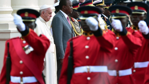 El Papa Francisco y el presidente de Kenia Uhuru Kenyatta observan la ceremonia que da la bienvenida al Papa en la Casa de Gobierno de Nairobi. AFP / GIUSEPPE CACACE