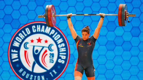 La española Shelia Ramos compite en la categoría de peso 69kg de  mujeres durante los Campeonatos del Mundo de 2015 de la Federación Internacional de Halterofilia en Houston, Texas. Scott Halleran / Getty Images / AFP