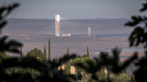 Una de las Torres de la Plataforma solar Solúcar, un centro tecnológico único en el mundo que alberga todos los tipos de tecnologías solares en plantas comerciales, plantas piloto y laboratorios de la empresa Abengoa en Sanlucar la Mayor (S Una de las Torres de la Plataforma solar Solúcar, un centro tecnológico único en el mundo que alberga todos los tipos de tecnologías solares en plantas comerciales, plantas piloto y laboratorios de la empresa Abengoa en Sanlucar la Mayor (S