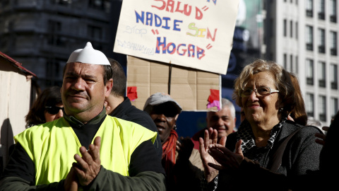 La alcaldesa de Madrid Manuela Carmena, asiste a la protesta convocada por la plataforma "Nadie Sin Hogar" en la capital española. 26 de noviembre de economía 2015. REUTERS / Paul Hanna