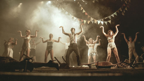 La coreografía la firma Alberto Velasco, y no está pensada para bailarines profesionales. La coreografía la firma Alberto Velasco, y no está pensada para bailarines profesionales.