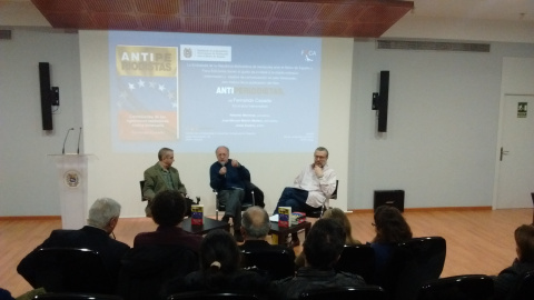 Jesús Espino, Roberto Montoya y José Manuel Martín Medem, durante la presentación de 'Antiperiodistas'. / PÚBLICO Jesús Espino, Roberto Montoya y José Manuel Martín Medem, durante la presentación de 'Antiperiodistas'. / PÚBLICO
