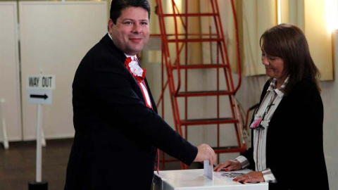 Fabián Picardo ejerce su derecho al voto durante las elecciones en Gibraltar. / CARRASCO RAGEL ( EFE) Fabián Picardo ejerce su derecho al voto durante las elecciones en Gibraltar. / CARRASCO RAGEL ( EFE)