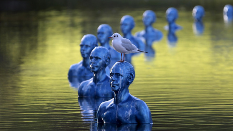 Obra de arte del artista argentino Pedro Marzorati, instalado en un estanque en el parque Montsouris antes de la Cumbre Mundial sobre el Clima COP21 en París, Francia. REUTERS/Christian Hartmann