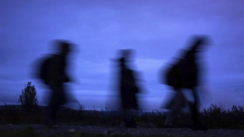 Refugiados esperan para poder cruzar la frontera entre Macedonia y Serbia cerca de la ciudad de Gevgelija, Macedonia. El número de refugiados que transita hacia Europa Occidental por la ruta de los Balcanes ha descendido en los últimos días