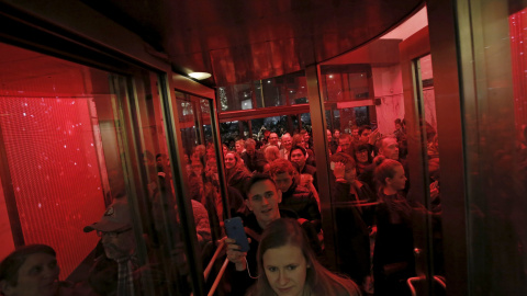 Un grupo de gente entra en una tienda de Manhattan para celebrar el 'Black Friday' a primera hora de la mañana. REUTERS/Andrew Kelly
