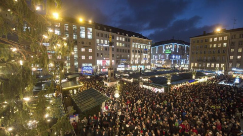 Vista general del las luces que hoy han sido encendidas con motivo de la inauguración del mercado navideño de Múnich, Alemania. EFE/Matthias Balk