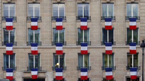 El presidente de Francia invitó a los ciudadanos franceses a colgar la bandera tricolor en los balcones para homenajear a las víctimas del atentado durante el día del homenaje nacional. REUTERS/Jacky Naegelen