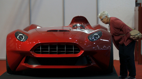 Una señora observa minuciosamente el nuevo Sbarro Miglia en la exposición de coches de Essen, Alemania. REUTERS/Ina Fassbender