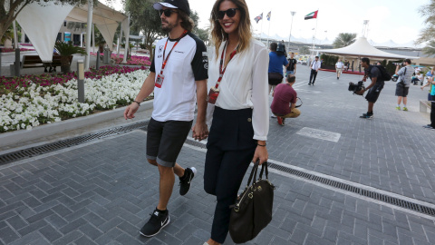 Fernando Alonso y su novia Lara Álvarez pasean por el circuito de Yas Marina. /REUTERS Fernando Alonso y su novia Lara Álvarez pasean por el circuito de Yas Marina. /REUTERS