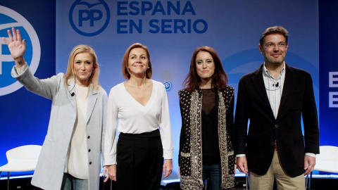 La presidenta de la Comunidad de Madrid, Cristina Cifuentes; la secretaria general del PP, María Dolores de Cospedal; la vicesecretaria de Estudios del partido, Andrea Levy, y el ministro de Justicia, Rafael Catalá (i-d), durante la present La presidenta de la Comunidad de Madrid, Cristina Cifuentes; la secretaria general del PP, María Dolores de Cospedal; la vicesecretaria de Estudios del partido, Andrea Levy, y el ministro de Justicia, Rafael Catalá (i-d), durante la present