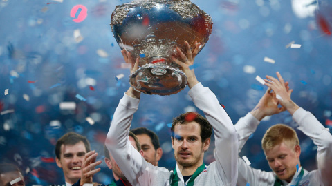 Andy Murray levanta el trofeo de la Copa Davis. /REUTERS Andy Murray levanta el trofeo de la Copa Davis. /REUTERS