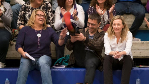 El cofundador de Podemos Juan Carlos Monedero, en presencia de la cabeza de lista al Congreso por Las Palmas, la juez Victoria Rosell (d), y la secretaria general de Canarias, Meri Pita (i), muestra sus calcetines después de que un asisiten El cofundador de Podemos Juan Carlos Monedero, en presencia de la cabeza de lista al Congreso por Las Palmas, la juez Victoria Rosell (d), y la secretaria general de Canarias, Meri Pita (i), muestra sus calcetines después de que un asisiten
