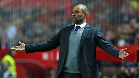 El entrenador del Valencia, Nuno Espírito Santo, durante el partido en el Sánchez Pizjuán. /EFE El entrenador del Valencia, Nuno Espírito Santo, durante el partido en el Sánchez Pizjuán. /EFE