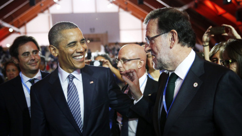 El presidente del Gobierno, Mariano Rajoy, charla con el presidente estadounidense, Barack Obama, durante la sesión inaugural de la cumbre del Clima (COP21) que se celebra en Le Bourget, cerca de París (Francia). EFE/YOAN VALAT