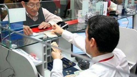 Empleado de un banco atiende a un cliente Empleado de un banco atiende a un cliente