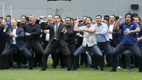Antiguos y actuales jugadores del All Black realizan el famoso baile de la 'Haka' para rendir homenaje al ex jugador fallecido Jonah Lomu. Auckland, Nueva Zelanda. REUTERS/Nigel Marple
