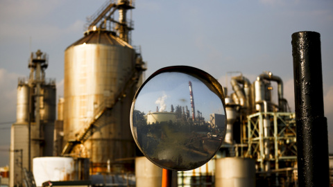 Reflejo de una fábrica de la zona industrial Keihin en una lupa. Kawasaki, sur de Tokio, Japón. REUTERS/Thomas Peter