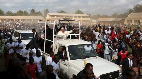 Una multitud saluda al Papa Francisco mientras visita a los residentes del barrio musulmán de PK5 en Bangui, capital de la República Centroafricana. REUTERS/Siegfried Modola