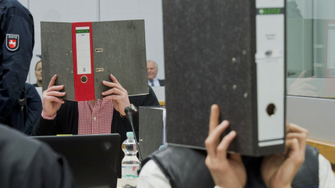 Dos acusados por pertenecer a las filas de una organización terrorista esconden sus caras antes del juicio. Calle, Alemania. REUTERS/Julian Stratenschulte/Pool
