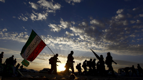 Peregrinos musulmanes caminan hacia la ciudad sagrada de Kerbala mientras realizan el ritual de Arbaeen que marca el final de los cuarenta días de ayuno por la muerte del nieto del profeta Mahoma. Najaf, Iraq. REUTERS /Alaa Al-Marjani