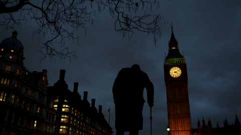 Silueta de la estatua del Primer Ministro Winston Churchill frente a las casas del Parlamento británico. Londres, Inglaterra. REUTERS/Neil Hall