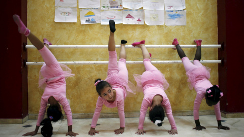 Unas niñas palestinas practican ballet, patrocinado por el centro de niños Al-Qattan. Gaza, Palestina. REUTERS/Suhaib Salem