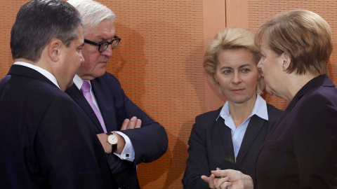 Angela Merkel dialoga con los ministros de Economía y Exteriores y la ministra de Defensa. REUTERS/Fabrizio Bensch Angela Merkel dialoga con los ministros de Economía y Exteriores y la ministra de Defensa. REUTERS/Fabrizio Bensch