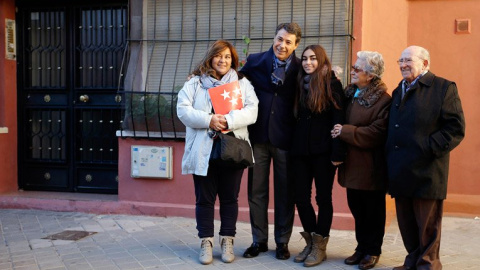 Ignacio González, en una imagen de archivo, entrega las llaves de una vivienda protegida a una familia.- MADRID.ORG Ignacio González, en una imagen de archivo, entrega las llaves de una vivienda protegida a una familia.- MADRID.ORG