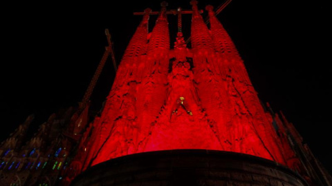 La Basílica de la Sagrada Familia es uno de los edificios que se ha iluminado de rojo como parte de la campaña 'Barcelona Sida, cuenta atrás', una iniciativa que tiene como objetivo poner de manifiesto el compromiso y la solidaridad de la c