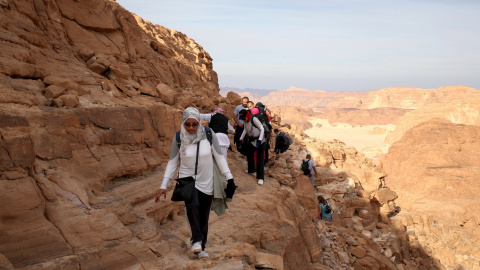 Unos excursionistas llegan a pie al área de Naqba. Sinaí, Egipto. REUTERS/Asmaa Waguih