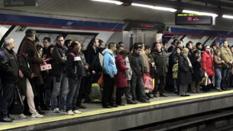 Gente esperando en el andén de la estación de metro de Sol Gente esperando en el andén de la estación de metro de Sol