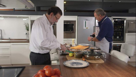 Rajoy cocinando unos mejillones al vapor con Bertín. /RTVE Rajoy cocinando unos mejillones al vapor con Bertín. /RTVE