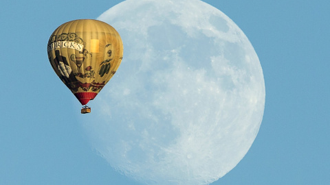 Un globo flotando junto a la luna creciente sobre Rancho Santa Fe, en California. REUTERS/Mike Blake