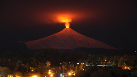 El volcán Villarrica visto de noche en la ciudad de Pucón, Chile. REUTERS / Cristóbal Saavedra