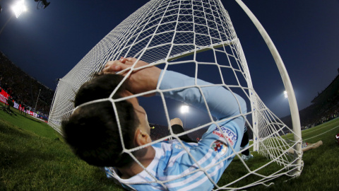 El jugador argentino Lionel Messi cae en la red durante la final de la Copa América 2015 contra Chile en el Estadio Nacional, en Santiago de Chile. REUTERS/Ivan Alvarado
