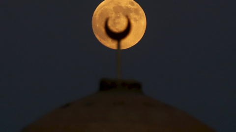 La superluna brilla tras el minarete de una mezquita en en el desierto de Al Fayum, al sur oeste de El Cairo. REUTERS/Amr Abdallah Dalsh.
